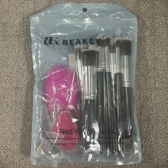 Makeup Brush Set with Blender Sponge and Brush Cleaner 12 pcs - Picture 2 of 4